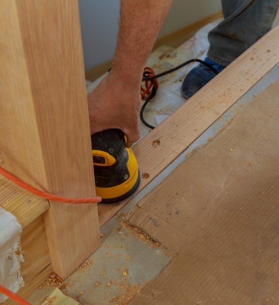 Carpeted in refinishing the stairwell of railing in a Sandpaper sanding